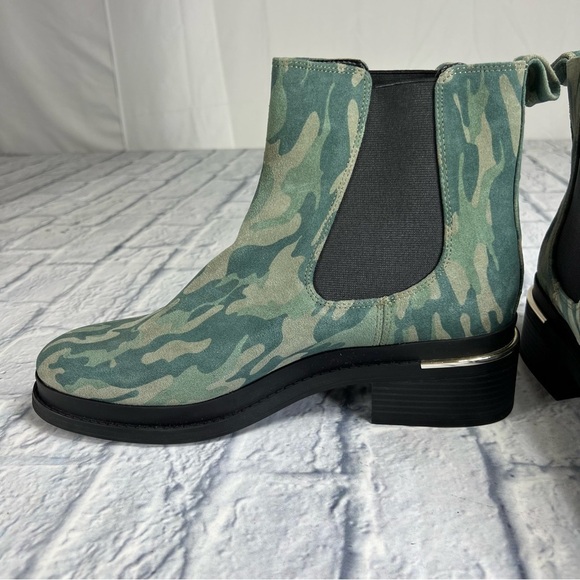 Kenneth Cole New York Levon 2.0 Welt Chelsea Boot
Olive Camouflage Ankle Boots - Picture 3 of 12